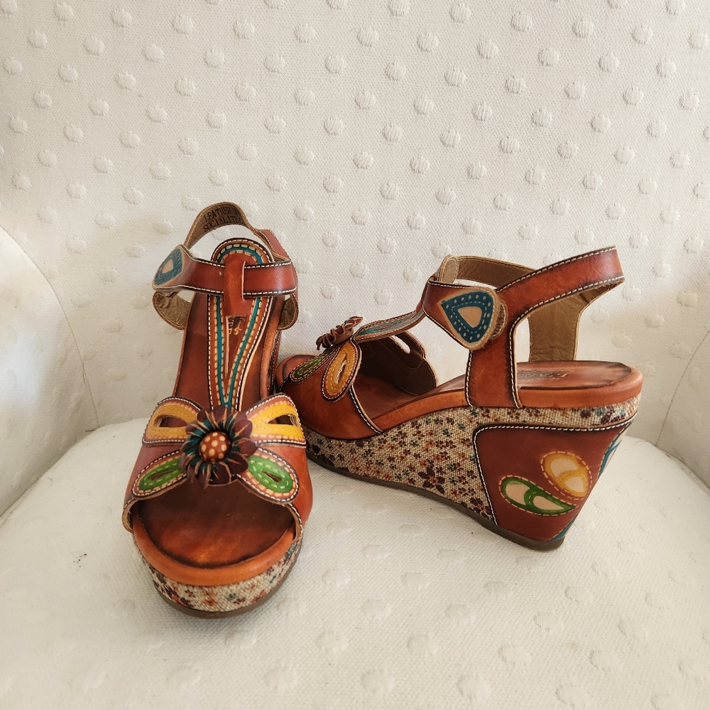 L'Artiste wedge Sandal 8.5 3.5" heel leather multi color